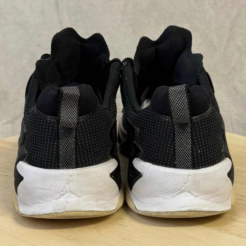 Jordan zoom trunner